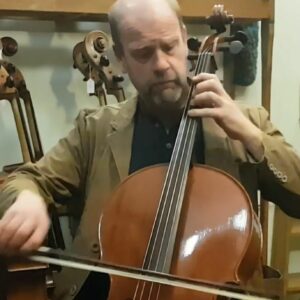 Rencontre musicale : le violoncelliste Richard Tunnicliffe raconte son nouvel instrument par Yann Besson (en)