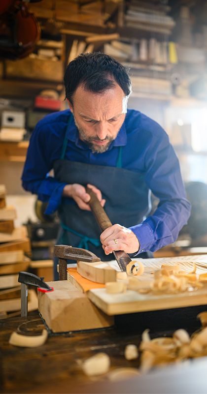 Yann Besson, luthier, prépare un violoncelle dans son atelier.